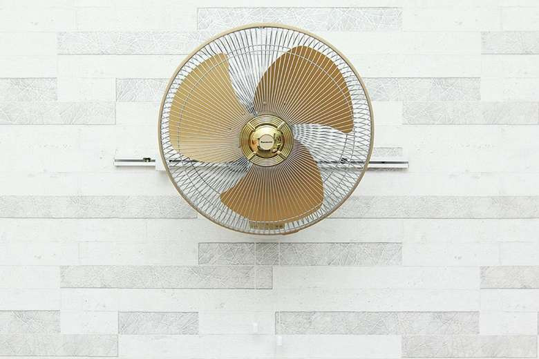 Quạt treo tường Panasonic F-409UGO màu vàng kim - Thiết kế treo tường tiết kiệm không gian