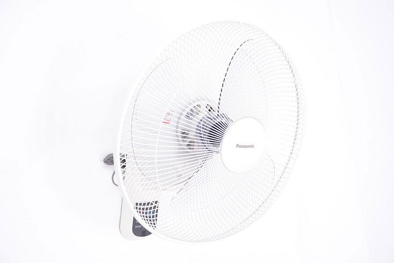 F-409MG - 3 cánh quạt lớn với công suất 55 W có khả năng làm mát nhanh trên diện tích rộng